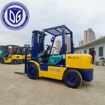 Komatsu 3 tonluk çatal kaldırıcı en yüksek kazma yüksekliği 5180 mm en yüksek kazma yarıçapı 5125 mm Ağır yük kaldırma ve operasyonlar için