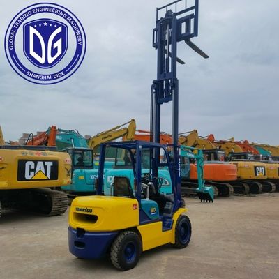 Komatsu 3 tonluk çatal kaldırıcı en yüksek kazma yüksekliği 5180 mm en yüksek kazma yarıçapı 5125 mm Ağır yük kaldırma ve operasyonlar için