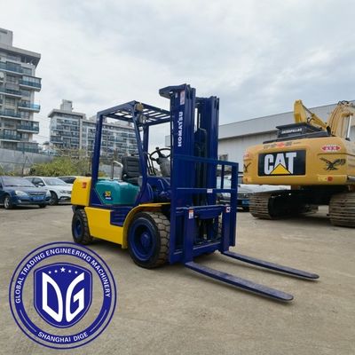 Komatsu 3 tonluk çatal kaldırıcı en yüksek kazma yüksekliği 5180 mm en yüksek kazma yarıçapı 5125 mm Ağır yük kaldırma ve operasyonlar için